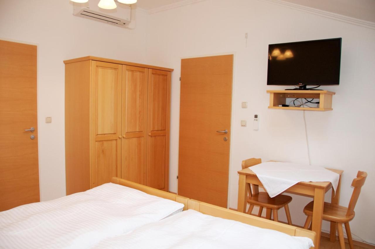 Privatzimmer Familie Schwarz Wina Bagian luar foto