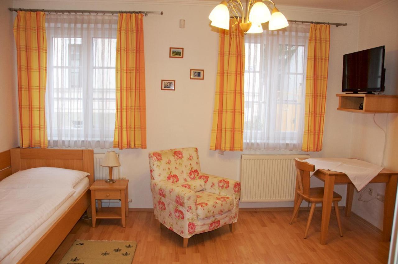 Privatzimmer Familie Schwarz Wina Ruang foto